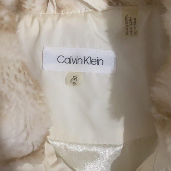 Calvin Klein white puffer vest with faux fur neckline - Picture 2 of 2